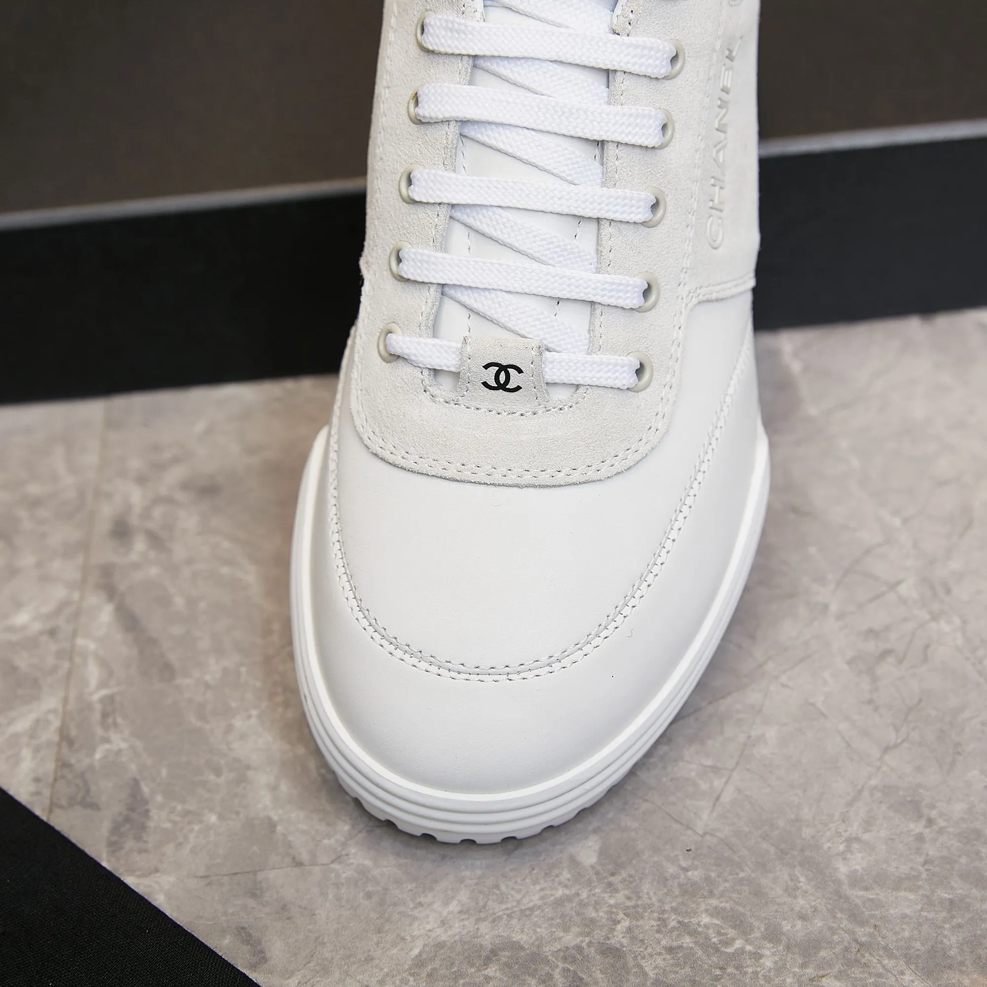 👟👟Ex-factory price 500👟👟 Chanel Chanel - 2023 counter top casual sports shoes This classic design; the upper is electro-embroidered with a variety of craftsmanship; the outsole is fashionable and sporty; it is extraordinary and incorporates a variety of color matching elements... The diversified mix and match is very beautiful and versatile, casual, fashionable, sports and outdoor can be taken into account... ꫛꫀꪝ Go➫ Material: ❶Upper is made of: Original imported cowhide ❷The inner lining is made of: original imported breathable mesh ❸Outsole is based on: original TPU combination outsole Special counter boutique packaging complete set for women 35–41